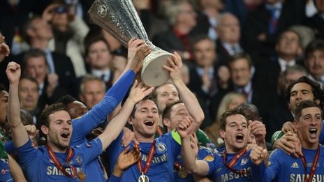 Chelsea hai lần nâng cúp châu Âu trong hai năm liên tiếp. 
